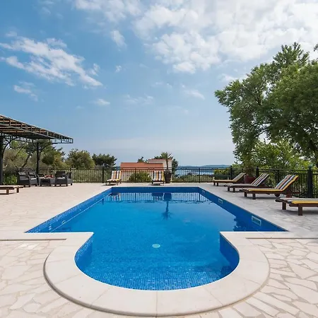 Andro Villa